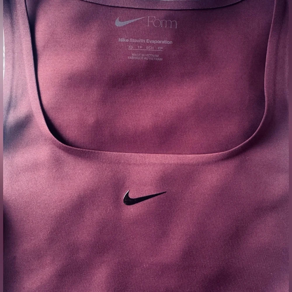 NWOT Nike Form Stealth Evaporation Technology Tank Top in Burgandy Sz XS